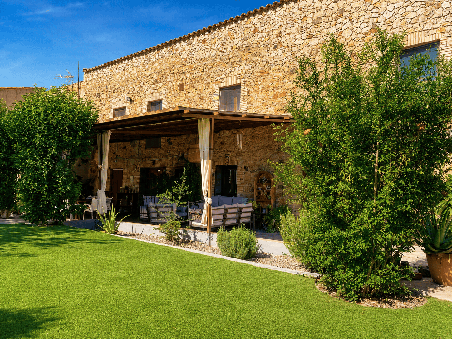 Jardí i casa rural Can Cinto