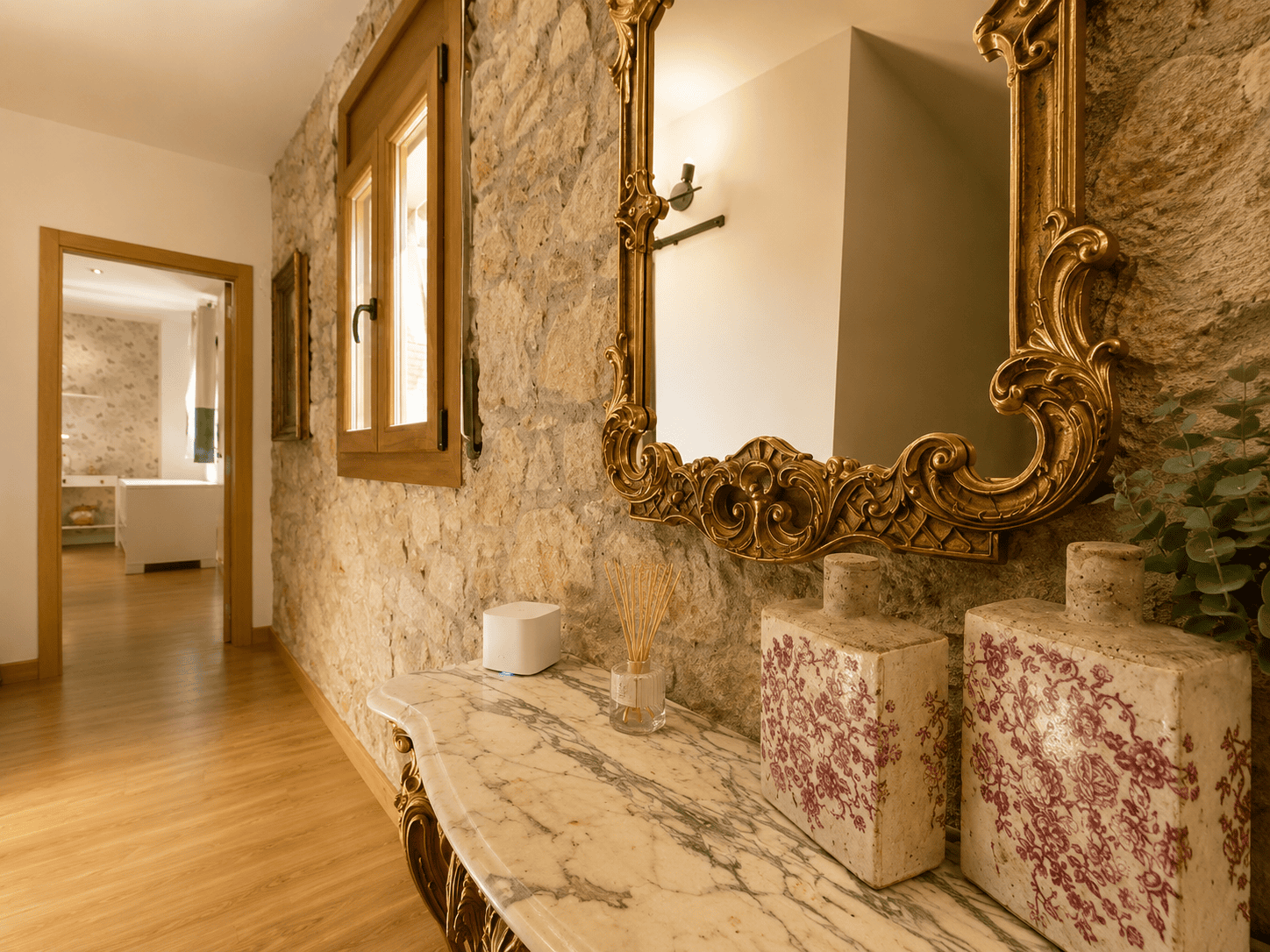 Espai interior de Can Cinto amb encant rural